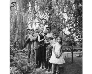 Retrato familiar del abogado Hernán Santa Cruz Barceló (1906-1999) junto a su esposa y sus cinco hijos