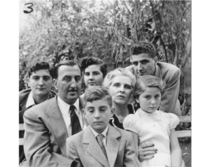 Retrato familiar del abogado Hernán Santa Cruz Barceló (1906-1999) junto a su esposa y sus cinco hijos