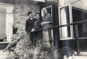 Hernán Santa Cruz junto a Carmen Paz Allende, Hortencia Bussi y Salvador Allende