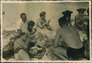 Hernán Santa Cruz junto a familia González Videla.